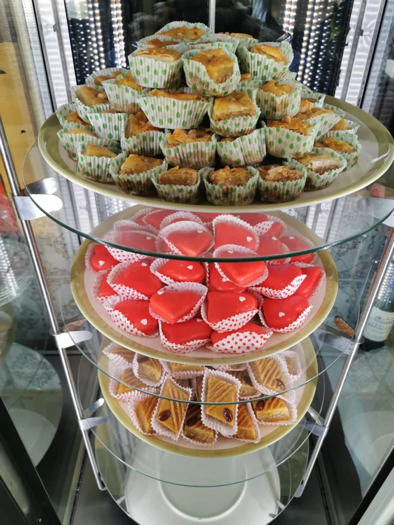 Desserts et gâteaux orientaux – Découvrez un assortiment de pâtisseries orientales, comme le baklava, les cornes de gazelle et le makrout, faits maison et parfumés à l’amande et au miel, pour terminer votre repas en toute douceur au restaurant Le Méditerranée.